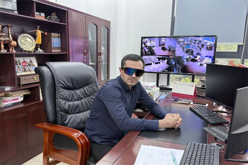 Turkmenistan Customer Delegation Visits SPAEXI, Experiences V06 Sports Camera Glasses On-Site